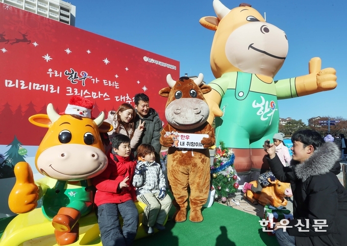 한우자조금이 진행한 ‘우리 한우가 드리는 미리 메리 크리스마스 대축제’를 찾은 가족들이 한우 캐릭터 포토존에서 사진을 찍고 있다.