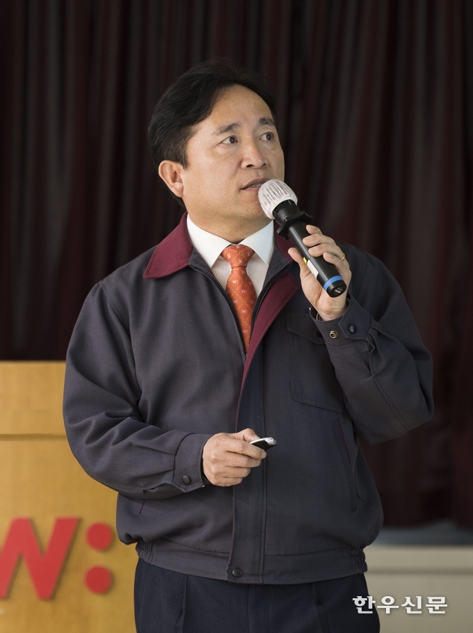 2020년 경영전략회의에서 한재규 대표이사가 사업계획을 발표하고 있다.