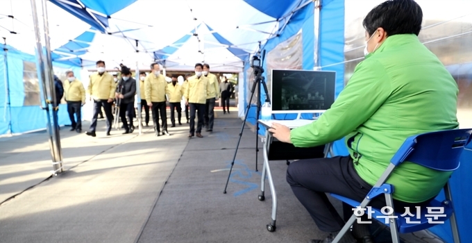 전국 36개 모든 사업장을 휴장한 마사회는 27일까지 전체 사업장과 인근지역에 대한 특별방역을 실시하고 있다. 사진은 경마공원 고객 출입구에 마련된 열화상카메라 집중측정센터 모습.