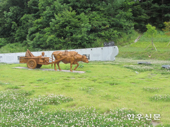 농촌에서 70세 이상 고령인구가 3명 중 1명꼴인 것으로 조사됐다. 젊은층 이탈로 65세 이상 비율이 전국 평균의 3배를 웃도는 등 농촌 고령화 속도가 빨라지고 있다. (사진은 경북 봉화군에 있는 ‘워낭소리 공원’)