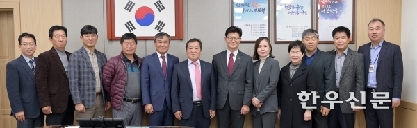 11일 공주시가 시청 상황실에서 공주알밤한우 육성위원회 위촉장 수여식을 가졌다.