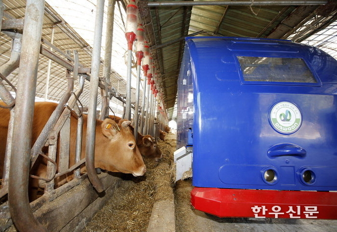 태안군이 충남 최초로 관내 2개 축산농가를 대상으로 ‘무인로봇 활용 섬유질 자가배합 사료급여 시범사업’을 추진 중이다.<br>
