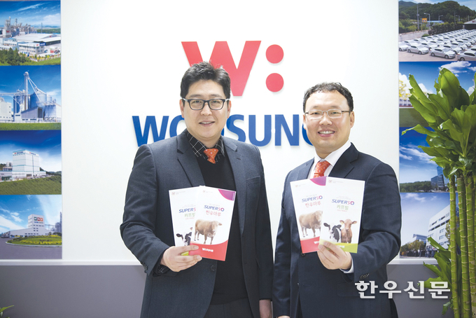 우성사료 이상환 축우PM(왼쪽)과 박은규 박사(반추동물연구원)가 '슈퍼50 한우마루'시리즈 프로그램을 들어 보이고 있다.