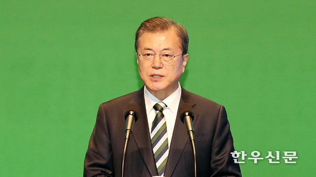 문재인 대통령이 지난 12일 전북 전주시 농수산대학교에서 열린 ‘농정 틀 전환을 위한 2019 타운홀 미팅 보고대회’에서 발언하고 있다.