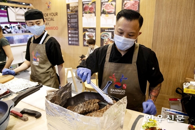 한우자조금이 행사에 참가한 방문객들에게 한우 스테이크 시식을 진행하고 있다.