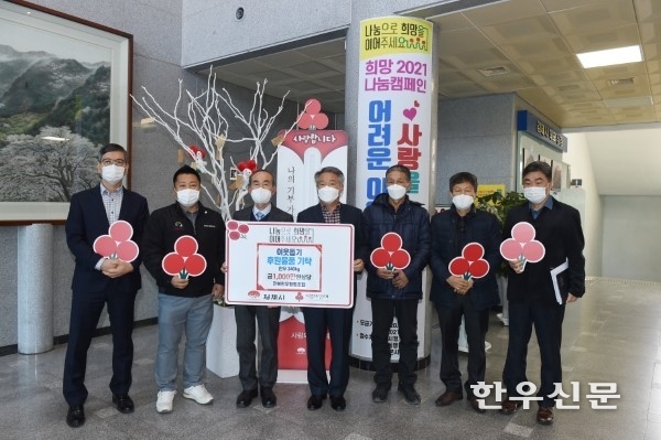 전북한우협동조합이 불고기용 한우 340㎏(1000만원 상당)을 ‘희망 2021나눔캠페인’을 추진 중인 김제시에 기탁했다.