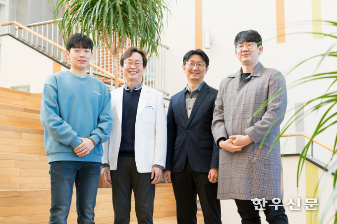 왼쪽부터 이영주 박사과정생, 김재관 교수, 이규빈 교수, 신성호 박사과정생.
