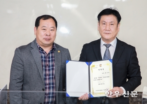 전국한우협회는 신임 전무에 황재택씨<사진 오른쪽>를 선임했다.