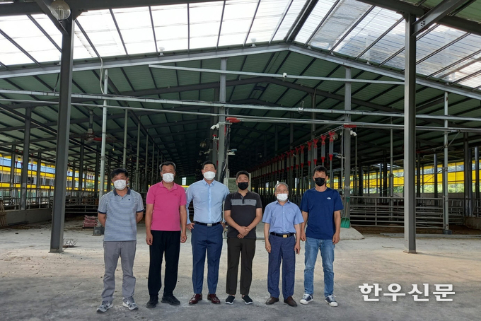 장수한우지방공사 유전자뱅크 사양관리팀은 전남 장성군 친환경 ICT 축사인 해오름 농장 시설을 방문했다.