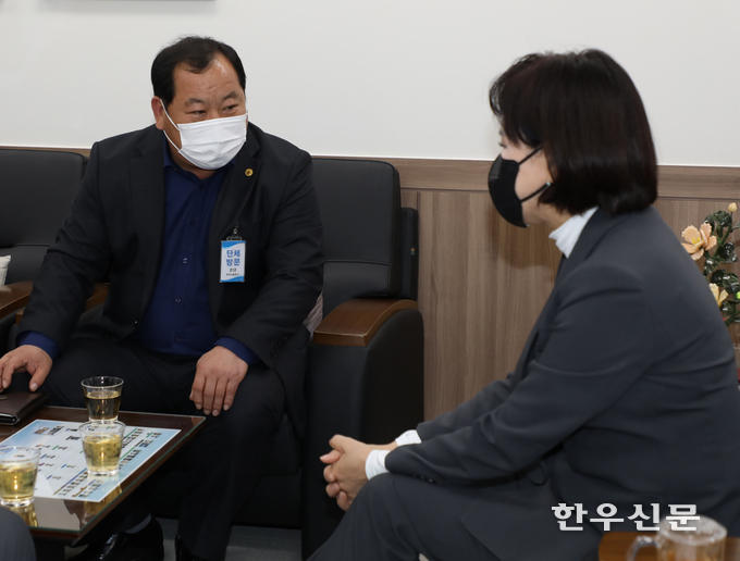 김삼주 한우협회장이 전현희 국민권익위원장에게 청탁금지법 농축산물 선물 가액 상향 시 경제적 효과 등을 설명하며 적극적인 협조를 당부하고 있다.