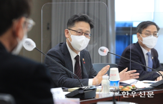김현수 장관이 국립축산과학원에서 진행된 ‘메탄저감제 개발과 보급 확대’를 위한 현장점검 및 간담회를 주재하고 있다.