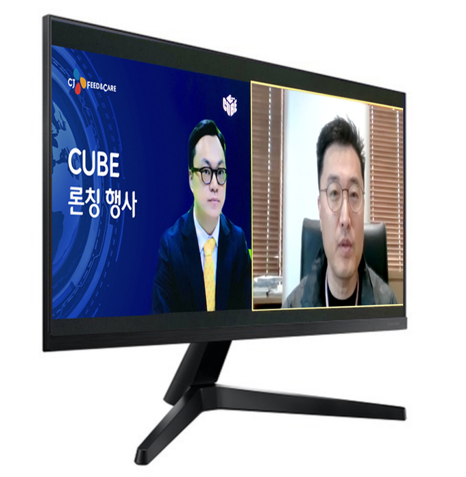 김선강 대표(사진 오른쪽)가 기술브랜드 ‘큐브’ 온라인 론칭 행사에서 환영사를 하고 있다.
