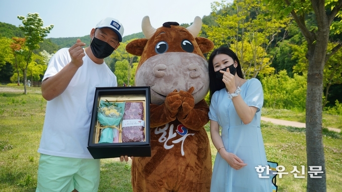 한우자조금이 ‘하누랑’ 캐릭터와 함께 ‘하누랑 감사드림’ 이벤트 사연 주인공에게 ‘꽃+등심 한우선물세트’를 증정하고 있다.
