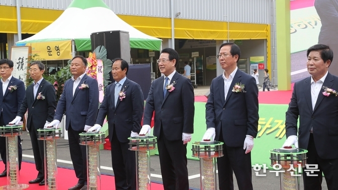 최근 김영록 전남도지사와 농축협 관계자, 지방의회 의원, 조합원 등 1000여 명이 참석한 가운데 고흥축협 가축시장 및 사료공장 준공식을 가졌다.
