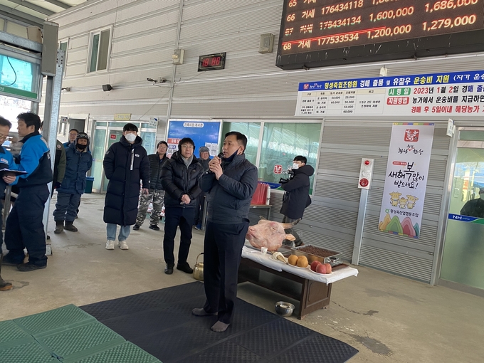 김경수 신임 농협사료 대표이사는 축산농가와의 현장소통으로 업무를 시작했다.(사진은 강원도내 가축경매시장 방문 모습) 