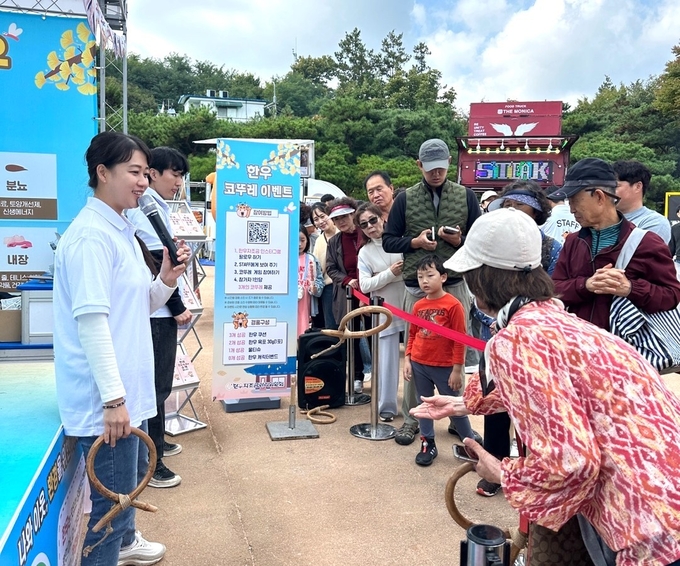 지난 12~15일, 서울시 중구 남산골 한옥마을에서 개최된 ‘제8회 남산 한국의 맛 축제’를 찾은 시민들이 한우자조금이 운영하는 참여형 이벤트 ‘한우 코뚜레던지기’ 이벤트에 참여하고 있다.