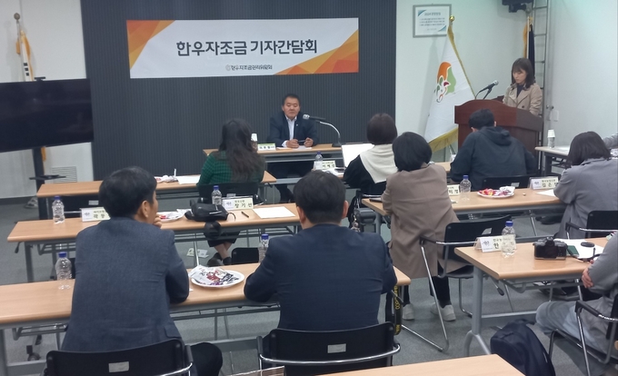 한우자조금관리위원회는 지난 5월 8일 ‘2024 전문지 기자간담회’를 개최, 한우자조금관리위원회 사무국 운영 및 현재의 한우산업 위기를 극복할 대안에 대한 전문지 기자들의 의견을 경청했다.