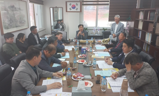 전국한우협회는 농협 축산물공판장의 도축수수료 긴급 인상에 대응해 강력한 '6월 농협 투쟁'을 펼쳐나가기로 했다. (사진은 농협 도축수수료 인상 문제를 논의중인 지난달 25일 전국한우협회 회장단회의 모습)
