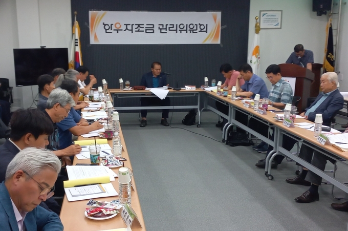 한우자조금관리위원회는 지난 17일 긴급 제2차 관리위원회를 개최, 현안에 대한 특별감사 보고에 이어 24억2천만원 규모의 4개 신규사업을 반영한 2024년 한우자조금 사업계획 및 예산변경(안)을 원안 의결했다. 