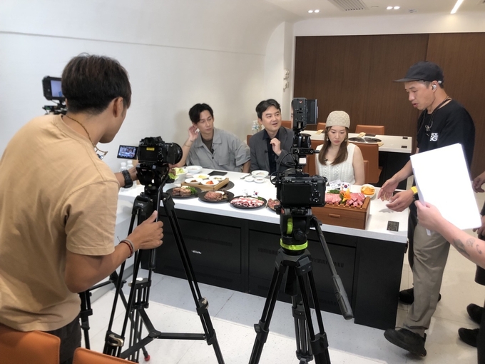 홍콩 지상파 방송 Viu TV를 통해 한우의 가치, 맛, 문화 등 한우의 우수성이 동남아 및 중동지역 15개국에 송출된다. (사진은 최재원 주홍콩한우문화원장(가운데)과 진행자 Thor Lok,미스홍콩 출신의 방송인 Hilda(좌) Leung(우)이 함께 한우문화를 체험하는 모습).