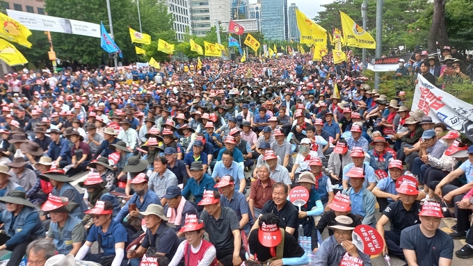 7월3일 서울 여의도에서 개최된 생존권 확보를 위한 한우반납투쟁에 참여한 한우농가.