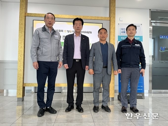 뉴텍 본사에서 유영우 뉴텍 대표이사(왼쪽부터), 민경천 한우협회장, 이하일 황토우영농조합법인 대표이사, 김재필 뉴텍 본부장이 포즈를 취했다.
