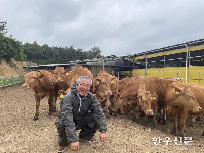 전남 고흥군은 대서면 송유종 농가가 농식품부로부터 정보통신기술(ICT)을 활용한 한우부문 동물복지축산농장 1호 인증을 받았다.