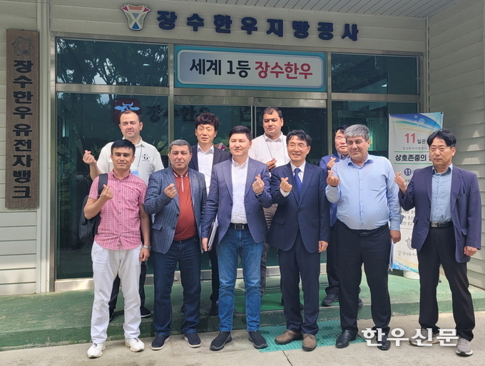 우즈베키스탄 농림부와 축산연구소 직원 7명이 축산분야 생산효율 증대와 저탄소 축산기술을 벤치마킹하기 위해 장수군을 방문했다.