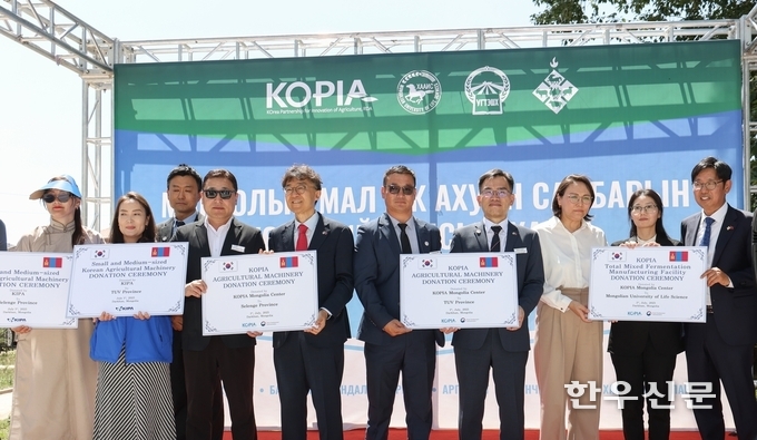 농촌진흥청은 지난 1일, 몽골 다르항에 있는 식물농업과학원에서 양국 주요 인사를 비롯해 수의사, 축산 관계자 등 약 150명이 참석한 가운데 ‘KOPIA 몽골 축산 선진화 비전 출범식’을 개최했다.