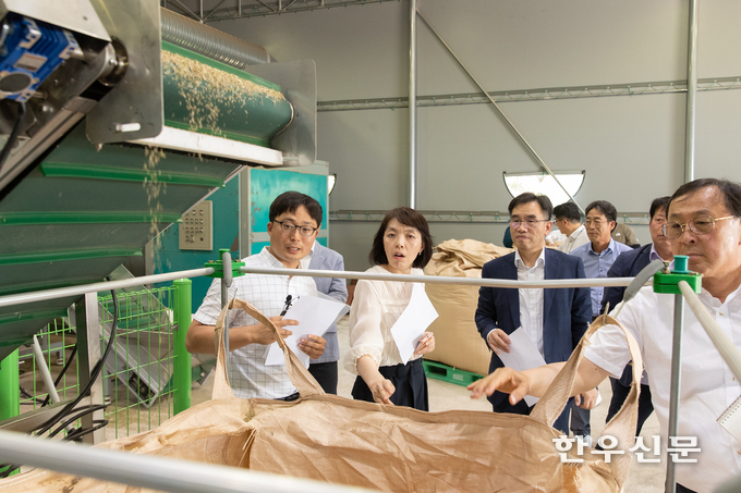 국립축산과학원은 천안 성환읍에 있는 축산자원개발부에서 ‘이탈리안라이그라스(IRG) 종자 건조기 현장 시연회’를 개최했다.