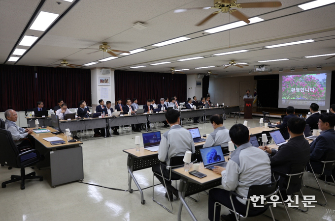 한재규 대표이사가 강연을 하고 있다.