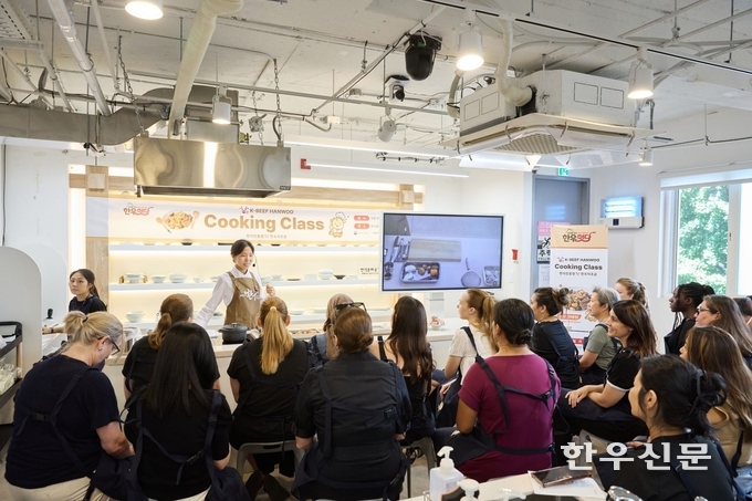 외국인 대상 ‘한우 잇(EAT)다’ 쿠킹클래스에서 참가자들이 강의를 듣고 있다.