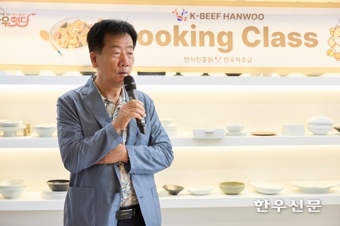 민경천 한우자조금관리위원장이 인사말을 하고 있다.