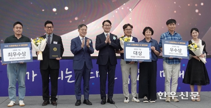 농식품부는 이날 ‘제3회 스마트축산 AI 경진대회’를 열고 축산업 경영비 절감, 생산성 향상, 악취·탄소저감 등 현장 문제 해결에 기여한 우수기술 발굴 및 시상을 진행했다.