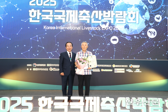 국무총리상을 수상한 김동규 오토락코리아 대표이사(오른쪽)가 이승호 조직위원장과 기념촬영을 하고 있다.