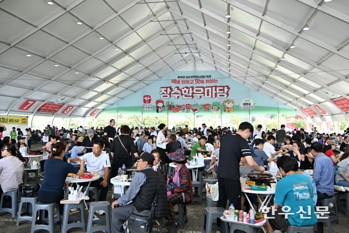 올해 ‘한우랑 사과랑 축제’가 전국적으로 주목을 받으며 흥행에도 성공한 것으로 나타났다.