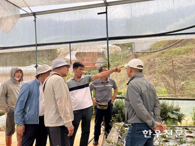 축산환경관리원은 가축분유기질비료협동조합과 함께 한국산 가축분 퇴비의 우수성을 입증하는 시범 재배에 쓰일 가축분 퇴비 60톤을 지난 15일 베트남에 수출했다.